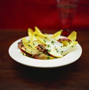 Chicory and apple salad with walnuts