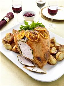 Pechugade pavo asada. Roast turkey with slices of orange. Receta disponible.