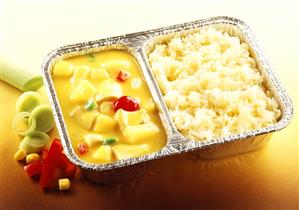 Ready-meal: curried chicken, pineapple & rice in aluminium dish