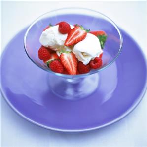 Vanilla ice cream with fresh strawberries & raspberries (1)