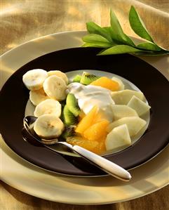 Fruit salad with yoghurt sauce