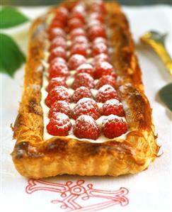 Raspberry tart with puff pastry