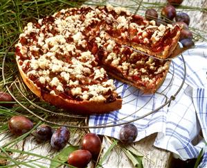 Plum crumble cake (1)