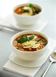 Tomato soup with vegetables and Parmesan. Receta disponible