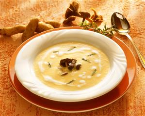 Creamed potato soup with chanterelles