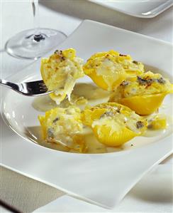 Pasta shell gratin with pineapple and sauerkraut filling