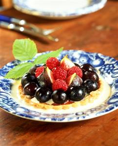 Tartlet with fruit and custard