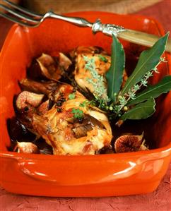 Braised rabbit leg with figs in roasting dish