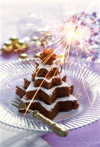 Cocina de Navidad. Fir tree-shaped chocolate & nut cake made from star shapes (2). Receta disponible TR.