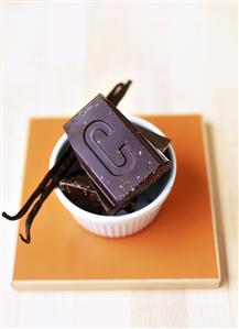 Block chocolate and vanilla pods in soufflé dish