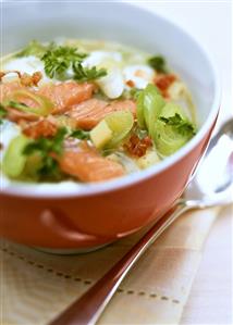 Salmon soup with leeks