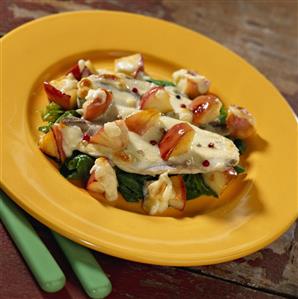 Cod fillet with apples and spinach