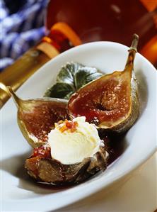 Fresh figs with vanilla ice cream