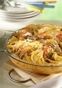 Pasta bake with apples, sunflower seeds and raisins