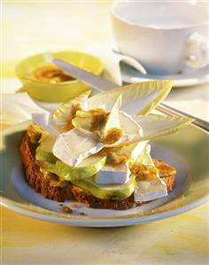 Slice of bread with Camembert, pears and Dijon mustard