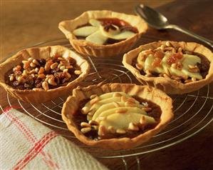 Four tartlets with caramelised apple slices