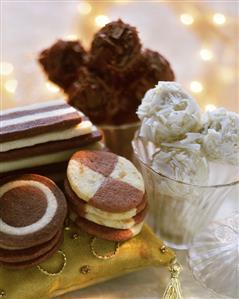 Two-coloured biscuits & different kinds of rum balls (2)