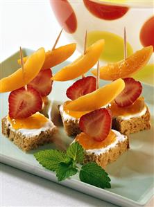 Skewered fruit on bread and jam for children. Receta disponible