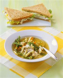 Minestrone e tramezzini (Vegetable soup & tuna sandwich)