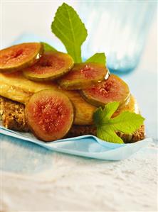 Spelt bread with turkey breast and figs