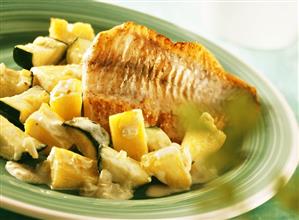 Redfish fillet with pineapple and courgettes