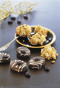 Almond and pine nut biscuits and chocolate biscuits (Italy)