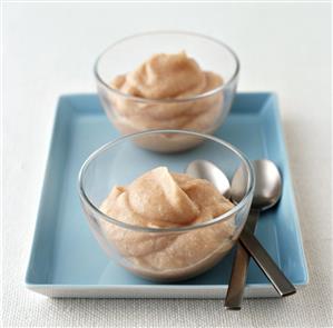 Two small bowls of quince whip with fructose