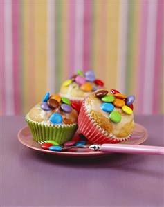 Three muffins with chocolate beans.  Receta disponible TR