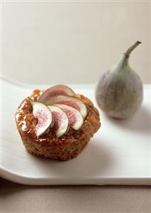 Small red wine cake with figs