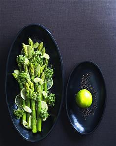 Asparagus salad with curry powder and lime