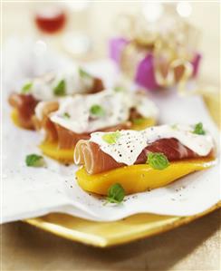 Cocina de Navidad. Rollitos de jamon sobre mango. Ham rolls with sour cream on mango slices. Receta disponible TR