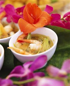 Chicken broth with shrimps, vegetables & lemon grass (2)