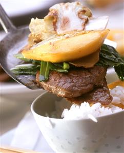 Fried beef slice with vegetables, mango; bowl of rice (1)