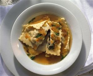 Swabian pasta parcels in broth with roast onions (1)