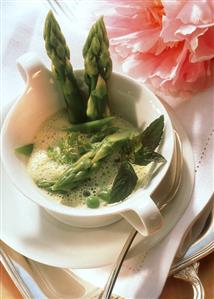 Green asparagus cream soup with mangetouts, peas & mint (1)