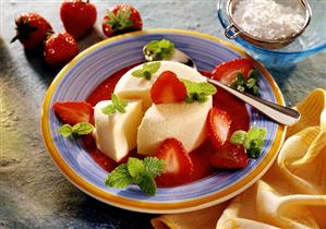 Advocaat parfait on strawberry sauce, strawberries & mint (1)