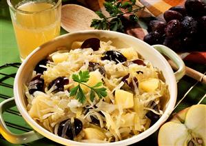 White cabbage with apples and red grapes