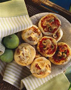 Salami mini-pizzas & mini-pizzas with ham & figs (1)