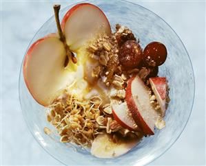 Fresh grain muesli with wheatgerm, hazelnuts, fruit & yoghurt