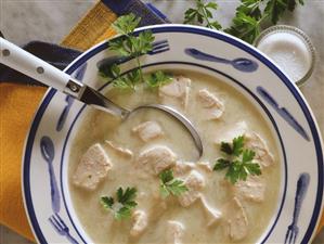 Chicken soup with potatoes, leeks and parsley