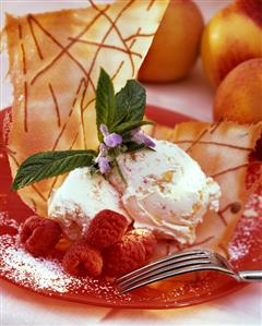 Wafers with peach & raspberry ice cream, raspberries, mint (1)