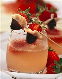 Strawberry dream (cocktail with chocolate strawberries, 1)