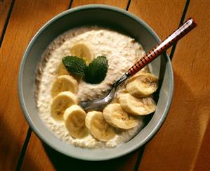 Banana muesli with millet flakes & banana slices in bowl