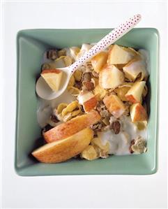 Apple muesli with sour milk, raisins & large apple chunks