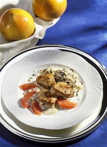 Pork medallions in grapefruit sauce with wild rice mixture