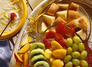 Yoghurt fondue with mixed fruits & pieces of fritter