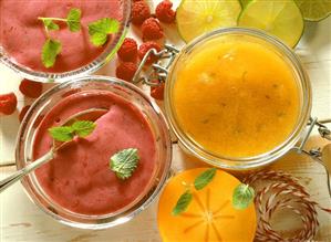 Cold stirred raspberry jam and sharon fruit jam