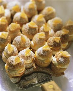 Profiterole star with jelly mandarins, cream & icing sugar