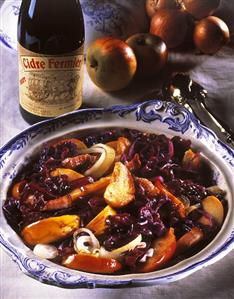 Red cabbage with cider, apples, bacon and onions