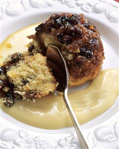 Small sponge pudding with cherries and custard